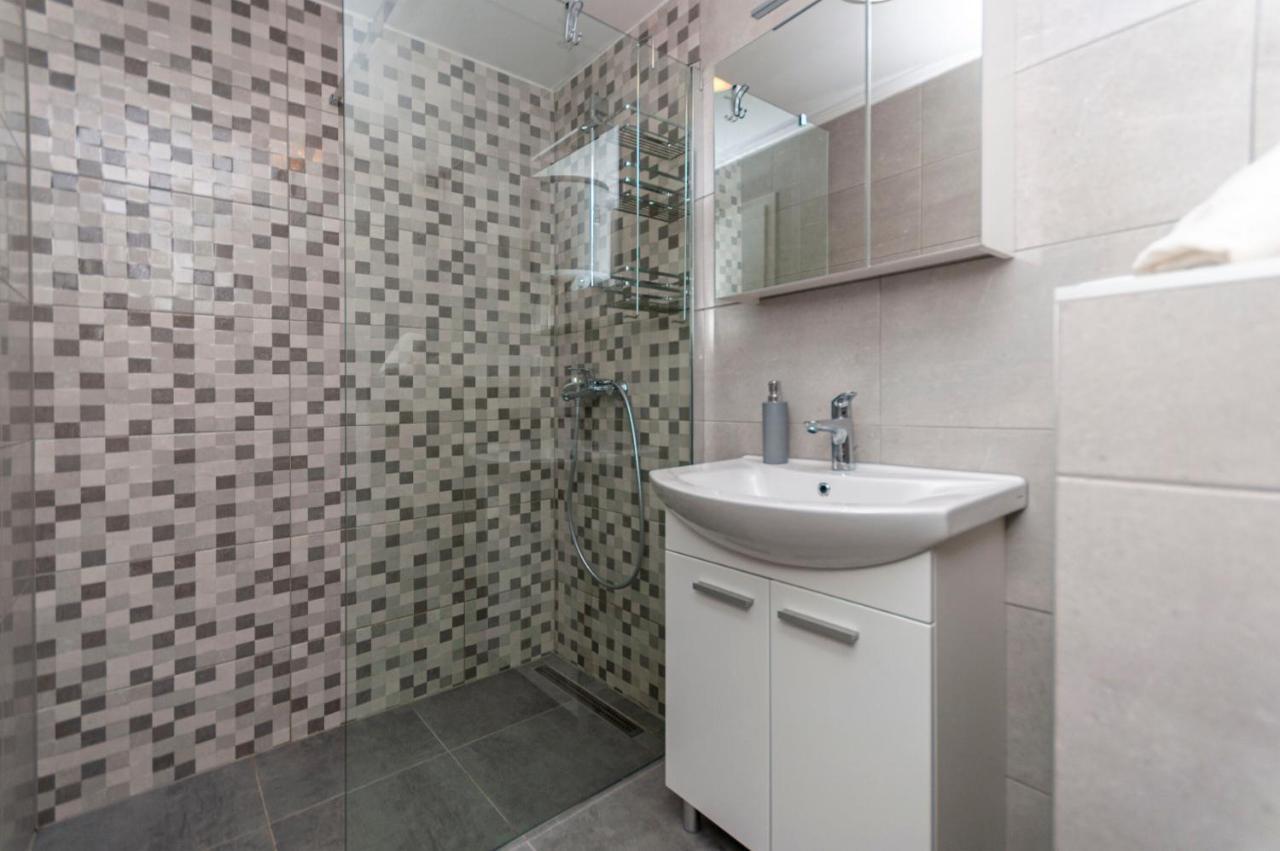 Apartments And Rooms Nikola Омиш Экстерьер фото