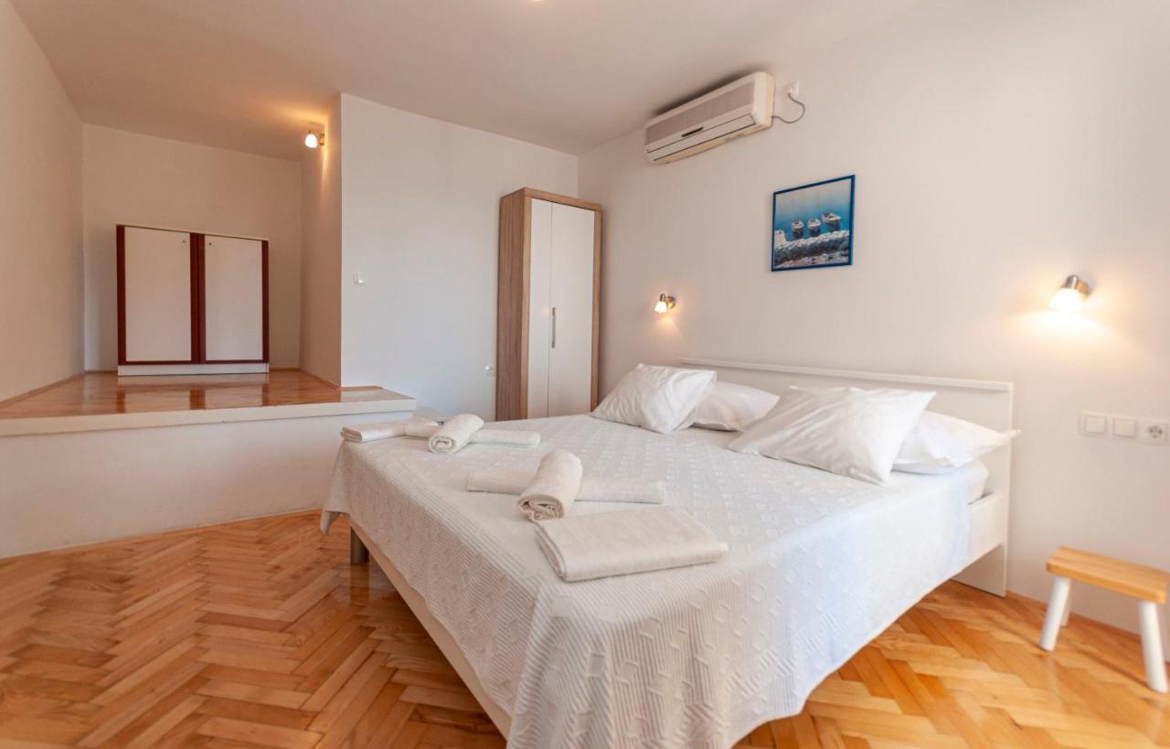 Apartments And Rooms Nikola Омиш Экстерьер фото