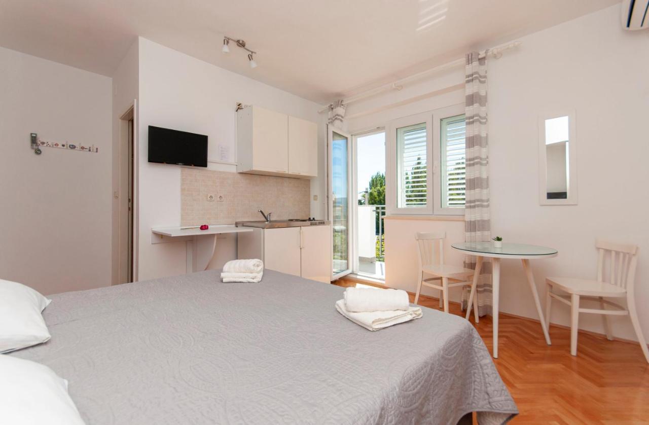Apartments And Rooms Nikola Омиш Экстерьер фото