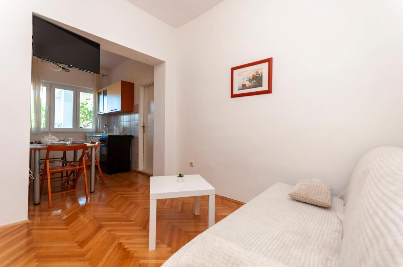 Apartments And Rooms Nikola Омиш Экстерьер фото
