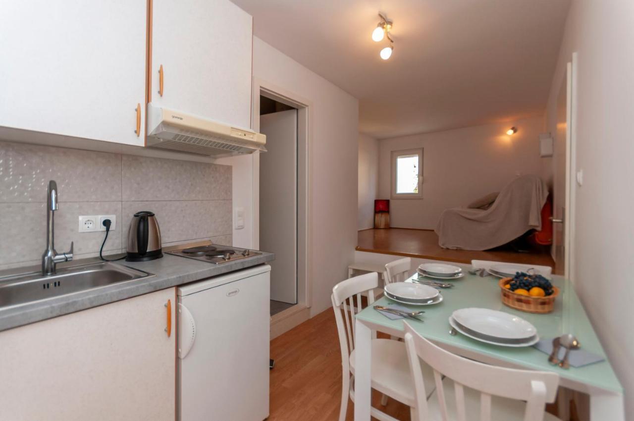 Apartments And Rooms Nikola Омиш Экстерьер фото