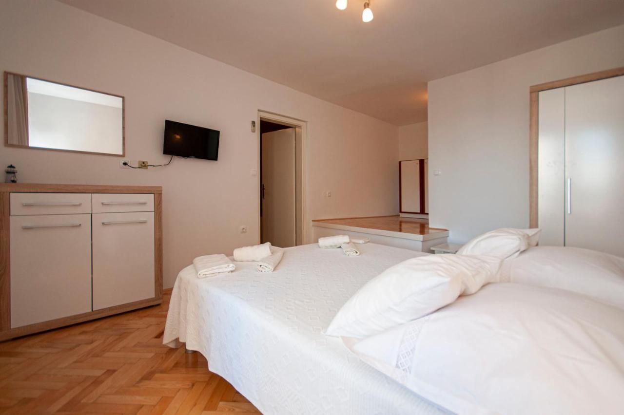 Apartments And Rooms Nikola Омиш Экстерьер фото
