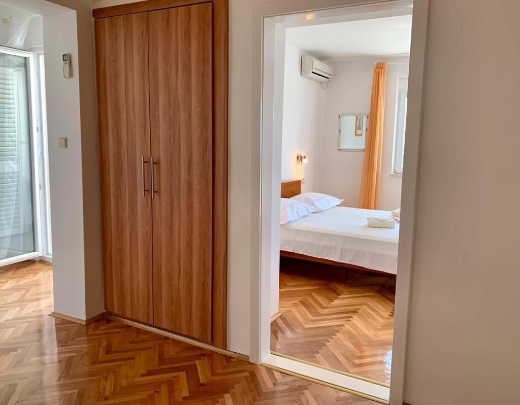 Apartments And Rooms Nikola Омиш Экстерьер фото
