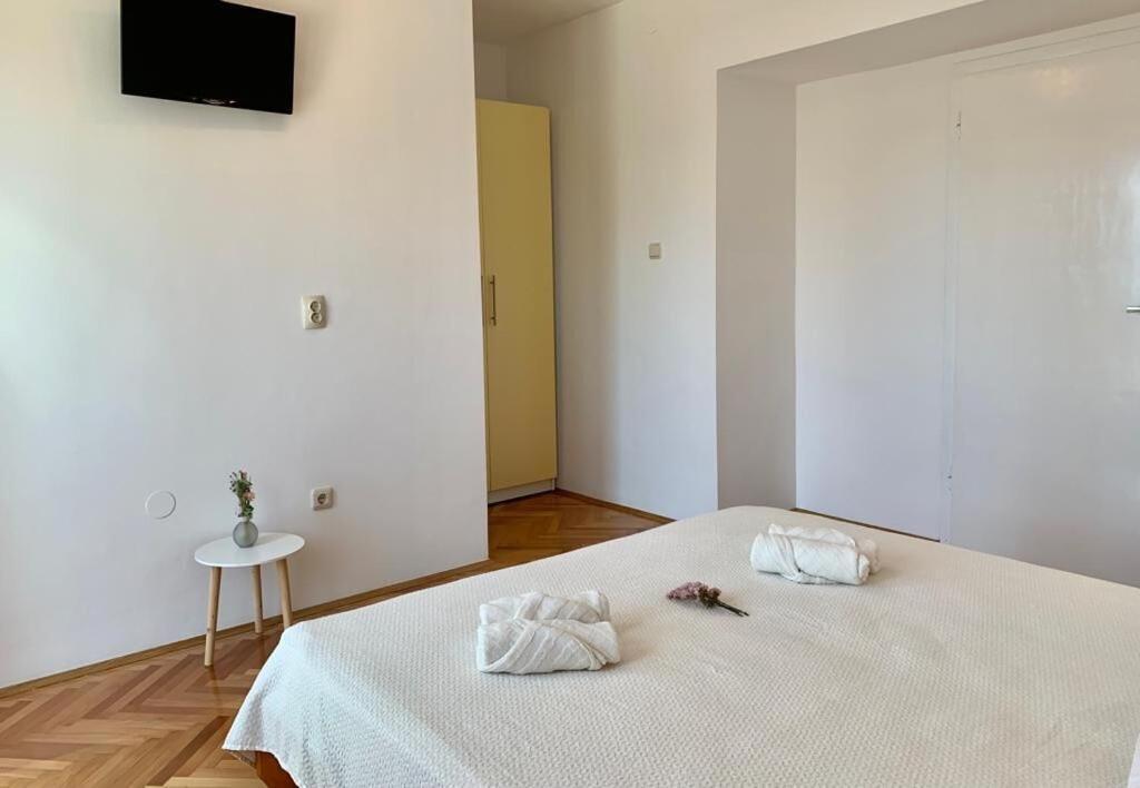 Apartments And Rooms Nikola Омиш Экстерьер фото