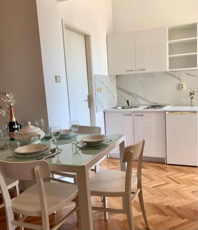 Apartments And Rooms Nikola Омиш Экстерьер фото