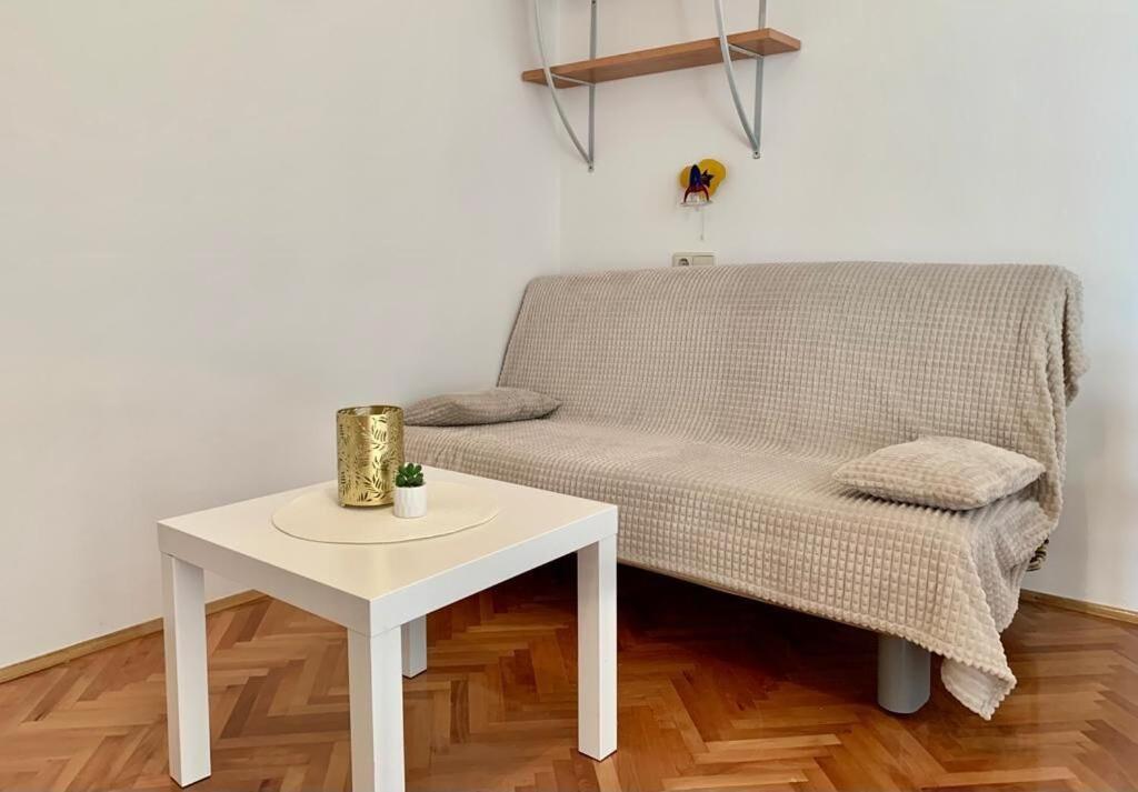 Apartments And Rooms Nikola Омиш Экстерьер фото