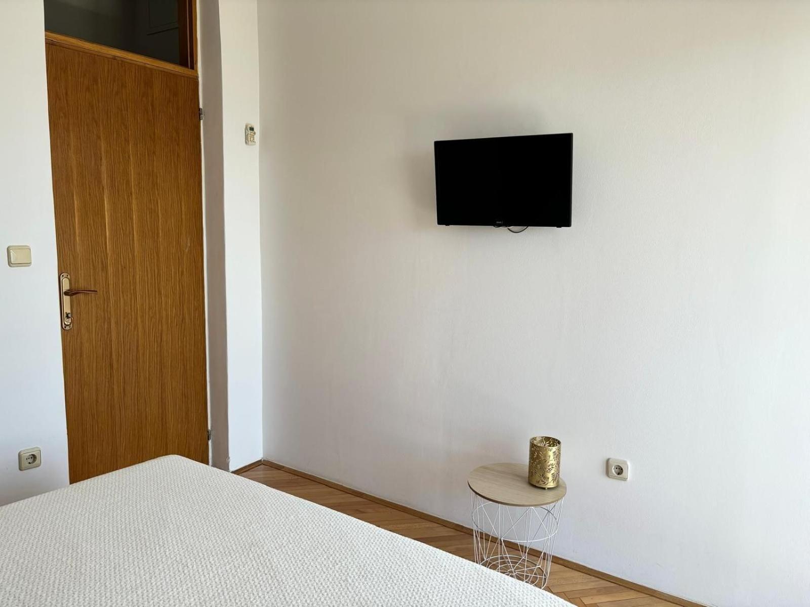 Apartments And Rooms Nikola Омиш Экстерьер фото